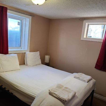 Cozy Home With Comfortable Beds And Fully Equipped Kitchen 15 Mins Drive From Airport, Downtown, Sait And U Of C And 80 Min Drive To Banff YYC Exterior foto