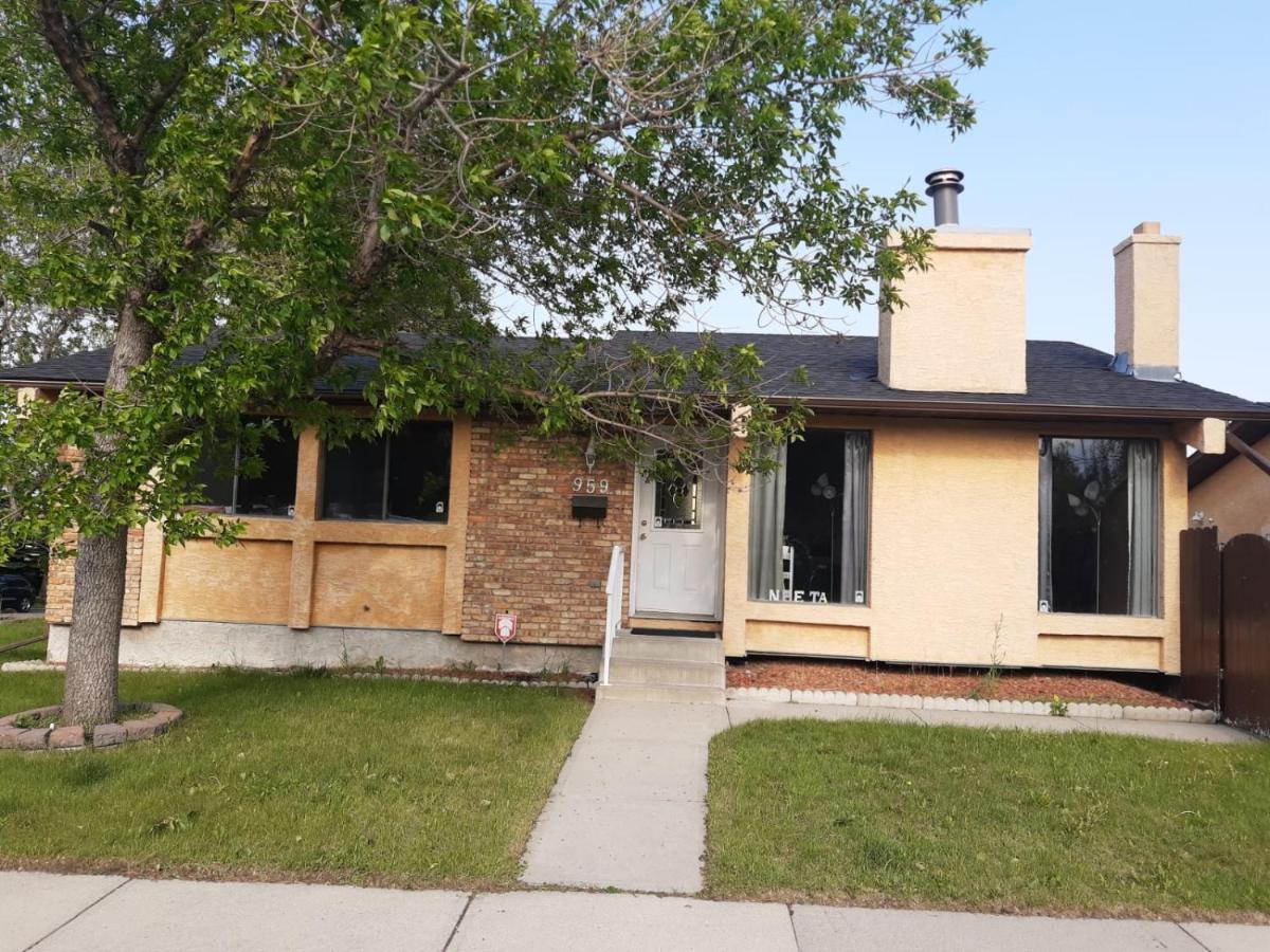Cozy Home With Comfortable Beds And Fully Equipped Kitchen 15 Mins Drive From Airport, Downtown, Sait And U Of C And 80 Min Drive To Banff YYC Exterior foto