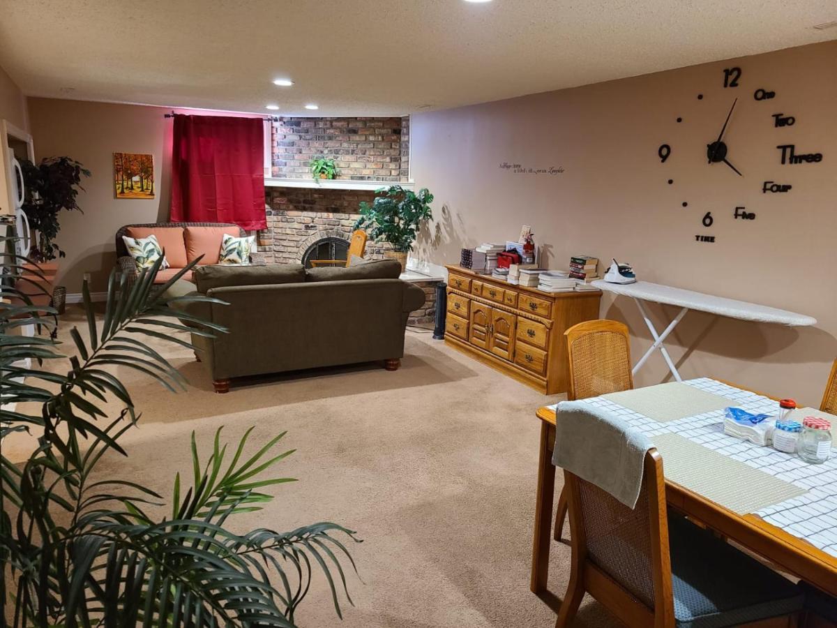 Cozy Home With Comfortable Beds And Fully Equipped Kitchen 15 Mins Drive From Airport, Downtown, Sait And U Of C And 80 Min Drive To Banff YYC Exterior foto