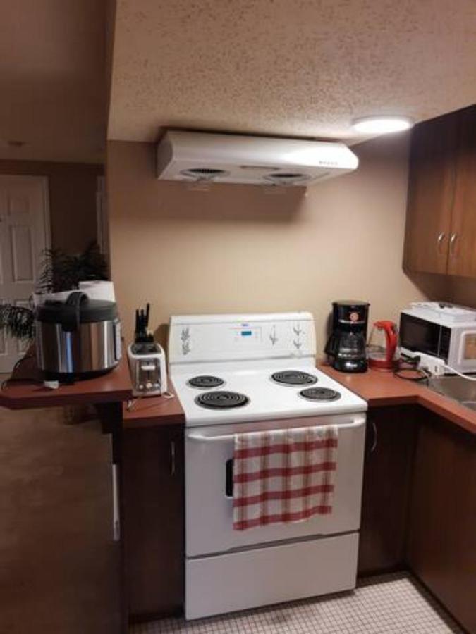 Cozy Home With Comfortable Beds And Fully Equipped Kitchen 15 Mins Drive From Airport, Downtown, Sait And U Of C And 80 Min Drive To Banff YYC Exterior foto