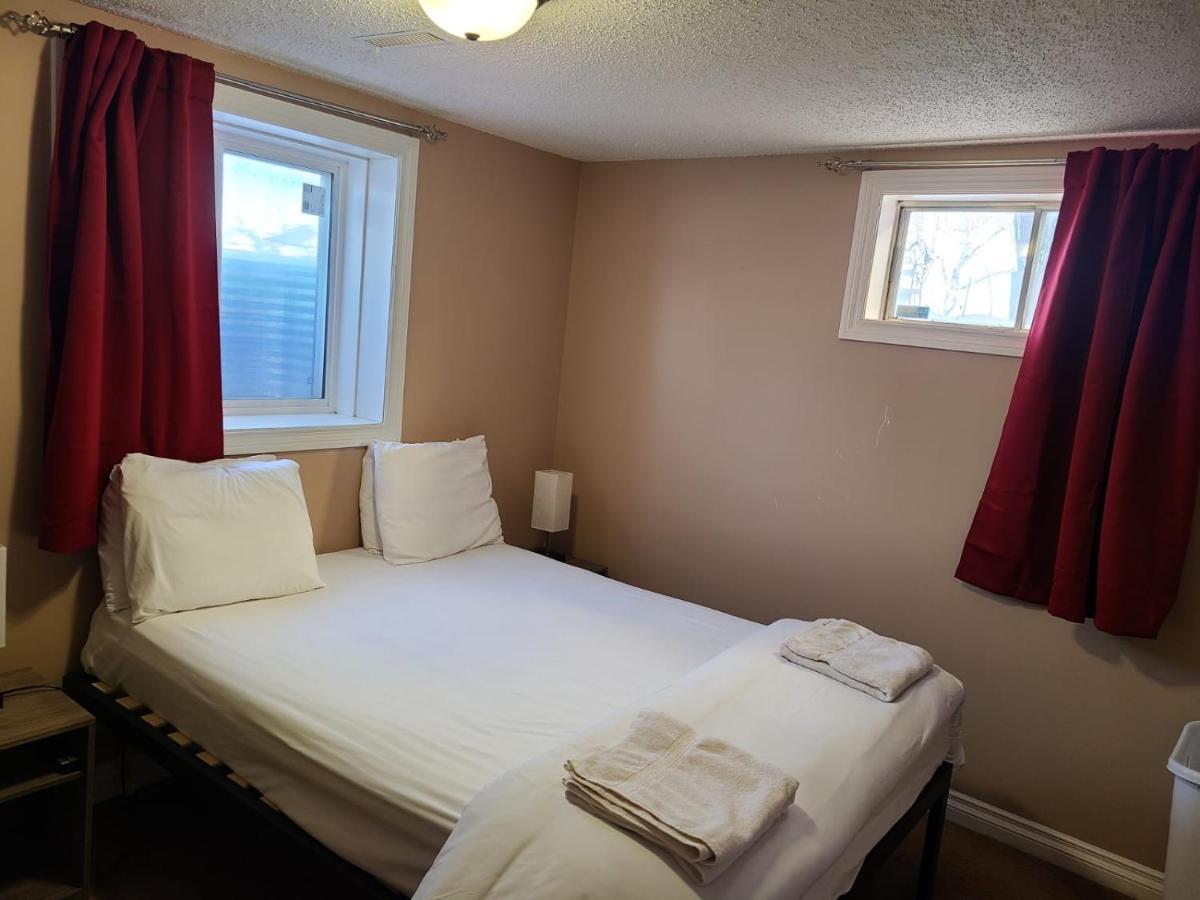 Cozy Home With Comfortable Beds And Fully Equipped Kitchen 15 Mins Drive From Airport, Downtown, Sait And U Of C And 80 Min Drive To Banff YYC Exterior foto